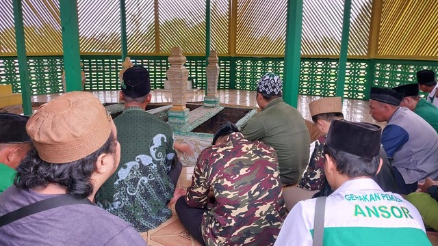 PCNU Sekadau berziarah ke makam Sultan Anum. Foto: Dina Mariana/Hi!Pontianak