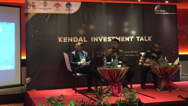 Dari kiri: Executive Director KIK Didik Pambudi, Bupati Kendal Dico M. Ganinduto, dan Dubes Indonesia untuk Singapura Suryopratomo saat menjadi pembicara Kendal Investment Talk. Foto: Rahmat Utomo/kumparan