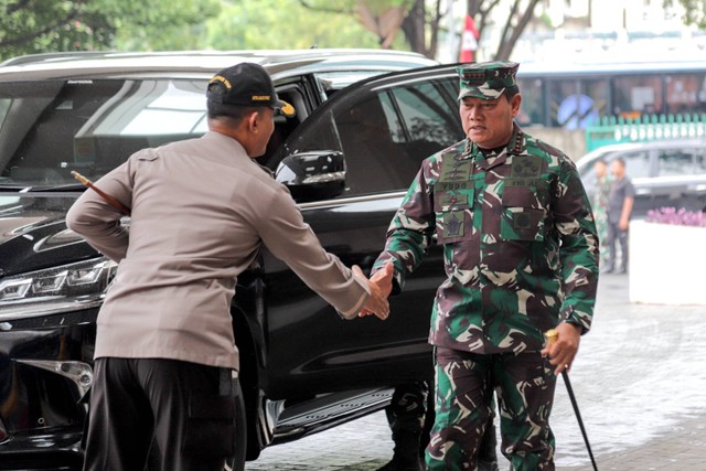 Panglima TNI Laksamana TNI Yudo Margono tiba untuk menghadiri Rapim TNI-POLRI T.A 2023 di Hotel Sultan, Jakarta, Rabu (8/2/2023). Foto: Jamal Ramadhan/kumparan