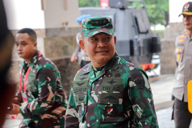 KSAD Jenderal TNI Dudung Abdurachman tiba untuk menghadiri Rapim TNI-POLRI T.A 2023 di Hotel Sultan, Jakarta, Rabu (8/2/2023). Foto: Jamal Ramadhan/kumparan