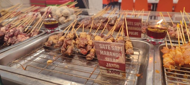 Sejumlah aneka sate di Restoran di Bang Sate Bang, Bandung (7/2/23). Foto: Rachmadi/kumparan