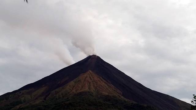 Gunung Karangetang di Kabupaten Sitaro menunjukkan adanya peningkatan aktivitas.