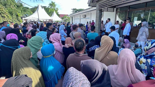 Warga didominasi emak-emak kecewa di pasar murah Banda Aceh. Foto: Suparta/acehkini 