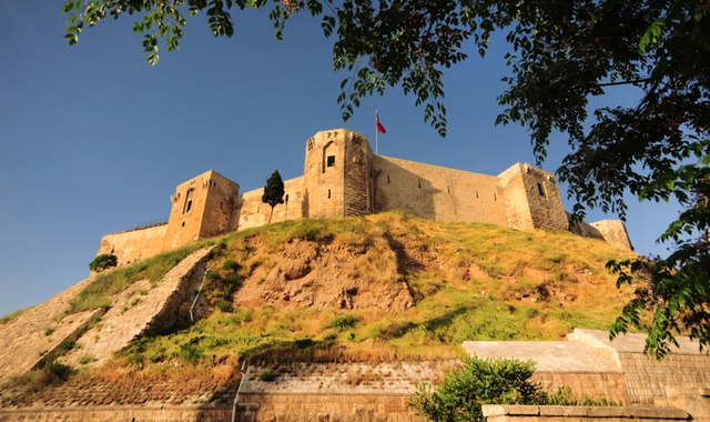 Kastil Gaziantep, bangunan bersejarah era Romawi di Wilayah Anatolia Tenggara Turki. Foto:  Halit Omer/Shutterstock