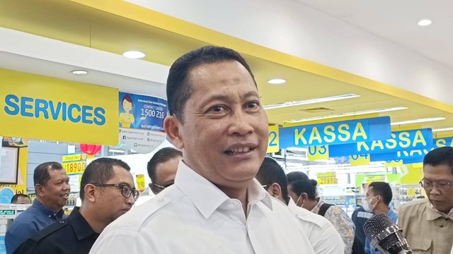 Direktur Utama Perum Bulog Budi Waseso di Hypermart Puri Indah, Rabu  (8/2/2023). Foto: Narda Margaretha Sinambela/kumparan