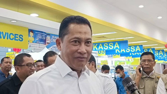 Direktur Utama Perum Bulog Budi Waseso di Hypermart Puri Indah, Rabu  (8/2/2023). Foto: Narda Margaretha Sinambela/kumparan