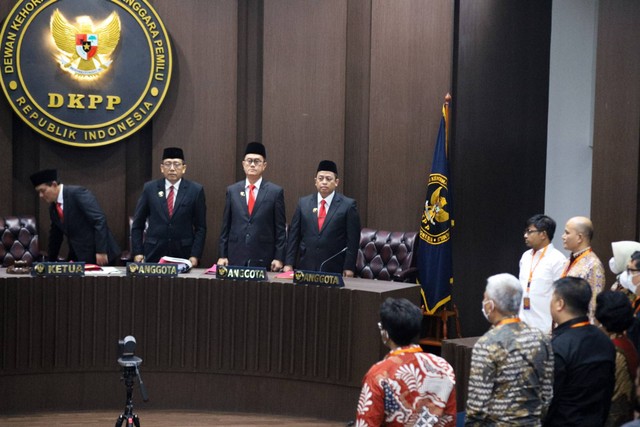 Majelis sidang dalam sidang pelanggaran kode etik anggota KPU di Gedung DKPP, Rabu (8/2/2023). Foto: Jamal Ramadhan/kumparan