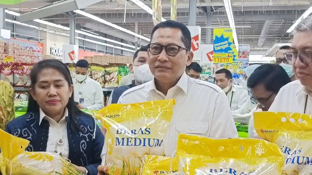 Direktur Utama Perum Bulog Budi Waseso di Hypermart Puri Indah, Rabu (8/2/2023). Foto: Narda Margaretha Sinambela/kumparan