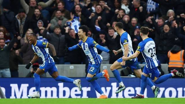 Pemain Brighton & Hove Albion Kaoru Mitoma merayakan gol kedua mereka dengan rekan setim saat hadapi Liverpool di Stadion Komunitas American Express, Brighton, Inggris, Minggu (29/1/2023). Foto: Action Images via Reuters/Matthew Childs
