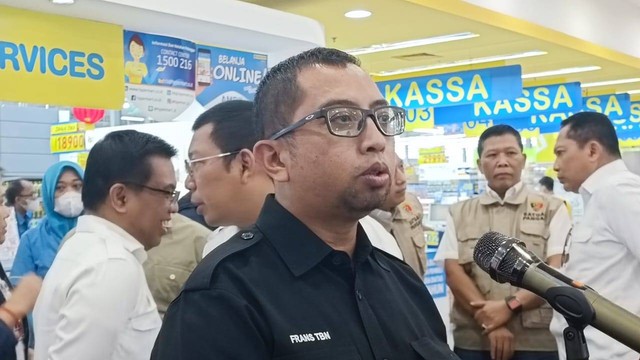 Dirut ID FOOD Frans Marganda Tambunan menjawab pertanyaan wartawan di Hypermart Puri Indah, Rabu (8/2/2023). Foto: Narda Margaretha Sinambela/kumparan