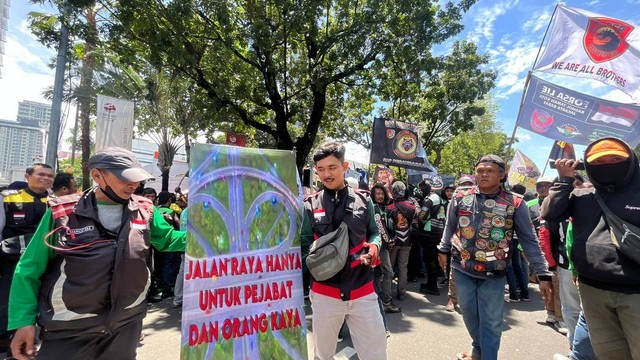 Ojol gelar aksi unjuk rasa tolak ERP di depan Balai Kota DKI Jakarta, Rabu (8/2/2023). Foto: Haya Syahira/kumparan