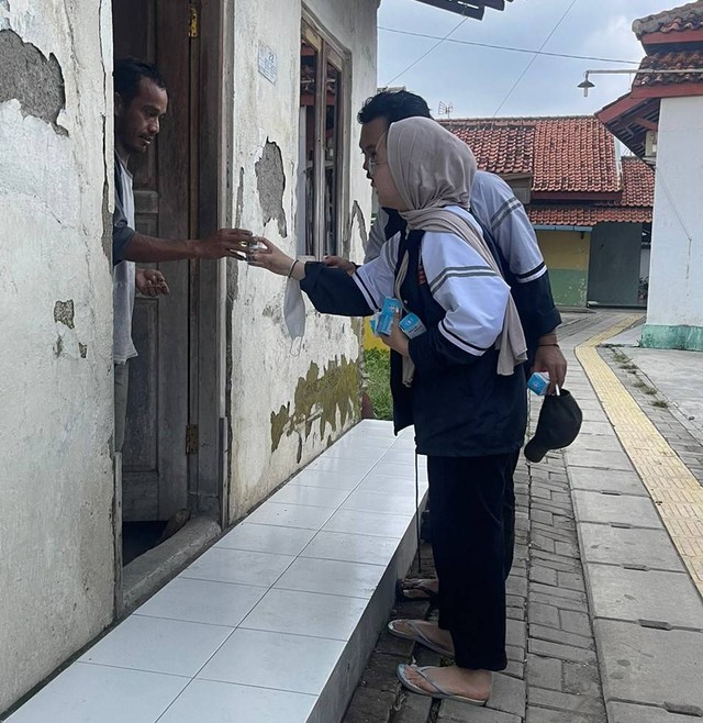 Pemberian dan Pengenalan Water Filter Oleh Mahasiswi KKN Undip Kepada Masyarakat Desa Pesarean, 2023