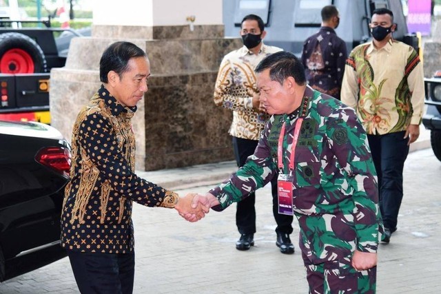 Presiden Jokowi berjabat tangan dengan Panglima TNI Laksamana TNI Yudo Margono saat menghadiri Rapim TNI-Polri 2023 di The Sultan Hotel, Jakarta, Rabu (8/2/2023).  Foto: Lukas/Biro Pers Sekretariat Presiden