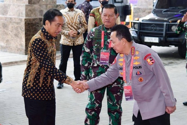 Presiden Jokowi berjabat tangan dengan Kapolri Jenderal Pol Listyo Sigit Prabowo
 saat menghadiri Rapim TNI-Polri 2023 di The Sultan Hotel, Jakarta, Rabu (8/2/2023).  Foto: Lukas/Biro Pers Sekretariat Presiden