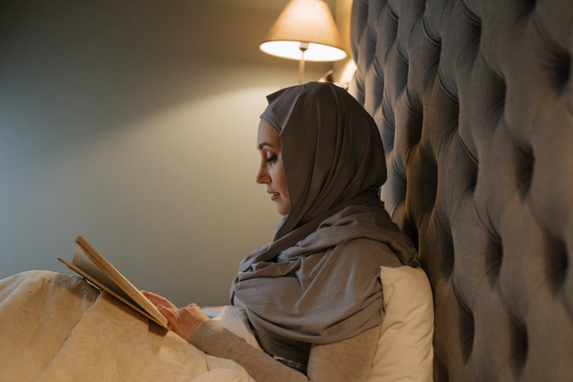 Ilustrasi seorang Muslim yang membaca buku kumpulan puisi. Foto: Pexels