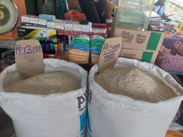 Keterangan foto: Beras yang dijual pedagang di Pasar Alok, Selasa (7/2/2023). Foto:Mario WP Sina.