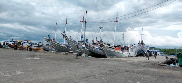Keterangan foto:Kapal yang berlabuh di Pelra Wuring, Selasa (7/2/2023) sore. Foto:Mario WP Sina.