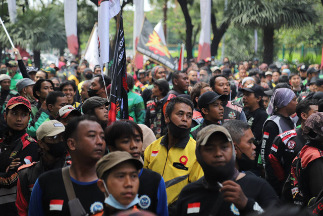 Ratusan ojek online berunjuk rasa menolak sistem ERP di depan Balai Kota DKI Jakarta, Rabu (8/2/2023). Foto: Jamal Ramadhan/kumparan