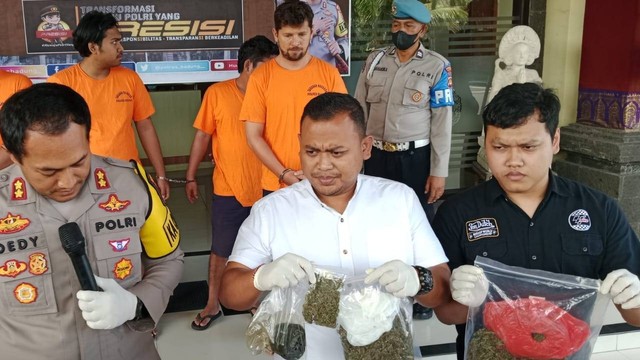 Rilis kasus WN Slovakia terjerat kasus narkotika di Bali. Foto: Polres Badung