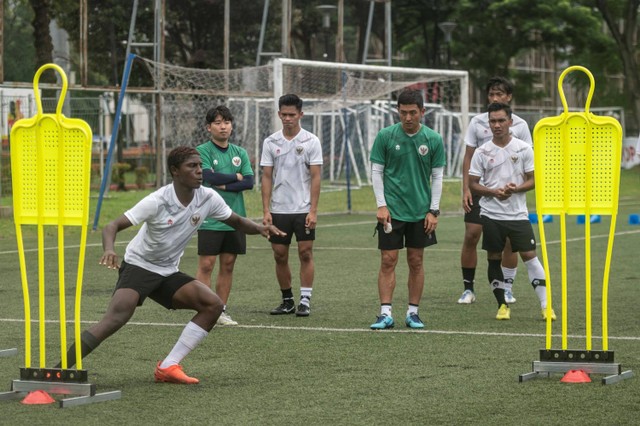 Sejumlah pemain Timnas U-20 melakukan peregangan saat berlatih di Lapangan C Senayan, Jakarta, Rabu (8/2/2023).  Foto: Aprillio Akbar/ANTARA FOTO