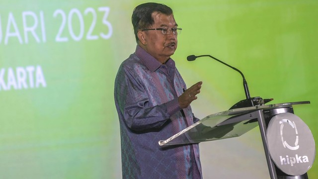 Ketua Dewan Penasihat BPP Himpunan Pengusaha KAHMI (HIPKA) Jusuf Kalla memberikan sambutan saat membuka Rapat Kerja Nasional dan pelantikan pengurus HIPKA periode 2023-2028 di Jakarta, Selasa (8/2/2023). Foto: ANTARA FOTO/Galih Pradipta