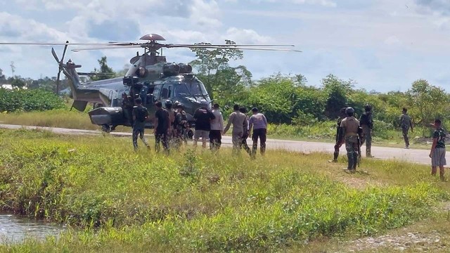 Tim gabungan TNI-Polri bebaskan 15 orang pekerja pembangunan rumah sakit yang sempat disandera KKB di Paro, Kabupaten Nduga, Papua Pegunungan, Rabu (8/2/2023). Foto: Dok. Istimewa