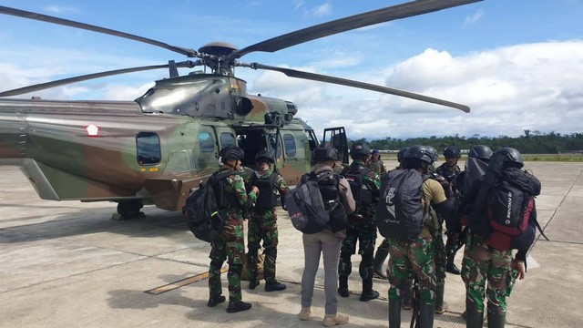 Tim gabungan TNI-Polri bebaskan 15 orang pekerja pembangunan rumah sakit yang sempat disandera KKB di Paro, Kabupaten Nduga, Papua Pegunungan, Rabu (8/2/2023). Foto: Dok. Istimewa