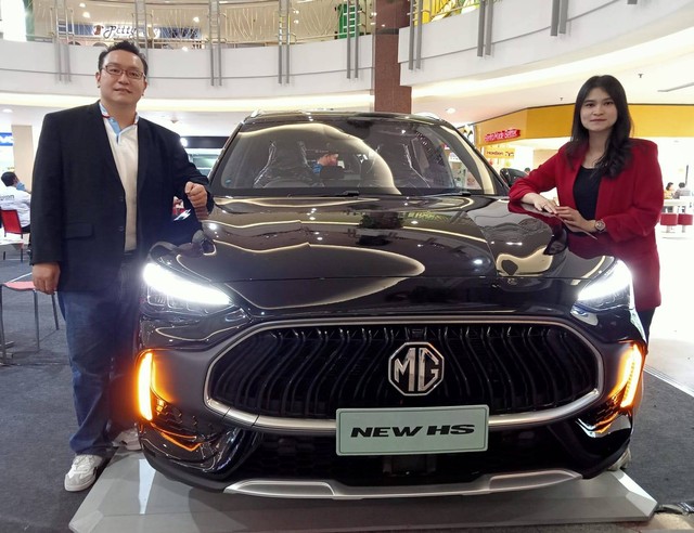 Richer, Area Sales & Network Manager MG Motor Indonesia bersama Olivie Rebeca DB, Branch Manager MG Surabaya.
