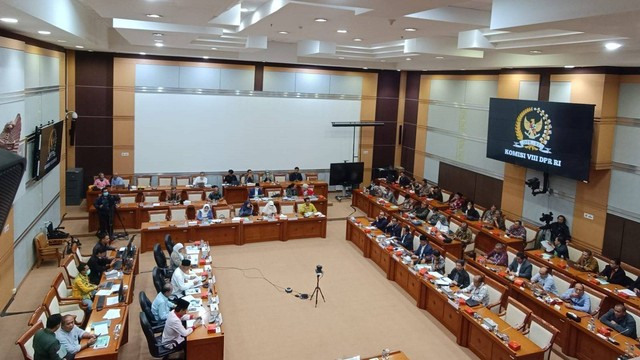 RDP Komisi I dengan Dirjen Penyelenggara Haji dan Umrah Kemenag RI, Dirut PT Garuda Indonesia, Kepala Pusat Kesehatan Haji Kemenkes RI, serta Kepala Badan Pengelola Keungan Haji di Ruang Sidang Komisi I, Jakarta, Rabu (8/2/2023). Foto: Zamachsyari/kumparan