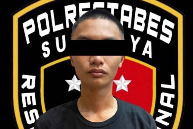 Polisi tetapkan satu tersangka berinisial AJP (19) dalam kasus penganiayaan mahasiswa Poltekpel Surabaya oleh seniornya hingga meninggal dunia, Rabu (8/2/2023). Foto: Polrestabes Surabaya