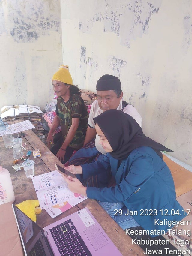 Dokumentasi pelaksanaan digitalisasi laporan keuangan di TPS Desa Kaligayam (Minggu, 29/01/2023)