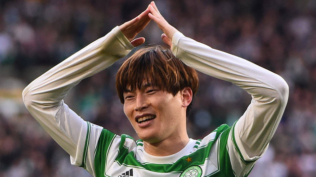 Penyerang Jepang Celtic, Kyogo Furuhashi, merayakan gol pertama timnya selama pertandingan sepak bola melawan Ferencvarosi TC di stadion Celtic Park di Glasgow, Skotlandia pada 19 Oktober 2021. Foto: Andy Buchanan/AFP