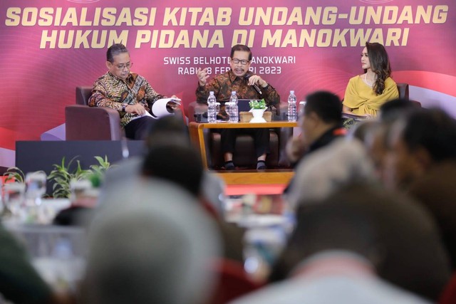 Masyarakat Hukum Pidana dan Kriminologi Indonesia (MAHUPIKI) bersama Universitas Negeri Papua menggelar sosialisasi KUHP di Swiss-belhotel, Kabupaten Manokwari, Papua Barat, Rabu (8/2/2023). Foto: Dok. Istimewa