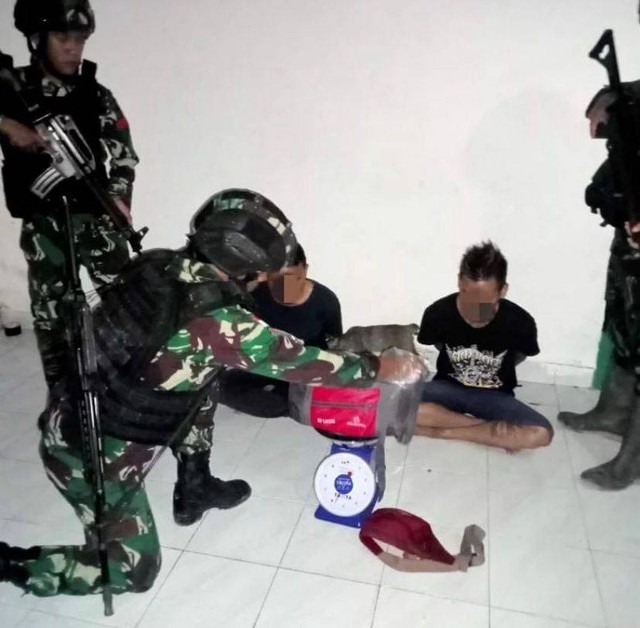Prajurit TNI tangkap 2 kurir narkoba yang membawa 7,1 kg sabu.