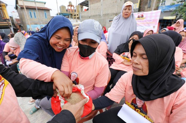 Mak Ganjar Jabar dalam menggelar pelatihan ternak jangkrik untuk emak-emak di Desa Cipadung Kulon, Kecamatan Panyileukan, Kota Bandung, Rabu (8/2/2023). Foto: Dok. Istimewa