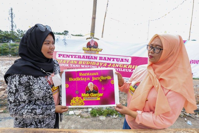 Pelatihan ternak jangkrik yang digelar Mak Ganjar Jabar sebagai upaya agar emak-emak di Bandung miliki penghasilan sendiri. Foto: Dok. Istimewa  