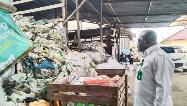 Plt Kepala Dinas Lingkungan Hidup dan Kehutanan Provinsi Papua Barat Daya Julian Kelly Kambu saat melihat proses pengolahan sampah anorganik di bank sampah, Rabu (8/2), foto: Yanti/BalleoNEWS