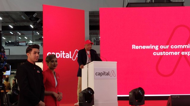 CEO Capital A Tony Fernandes memperkenalkan Ask Bo, chatbot untuk membantu pelanggan AirAsia, Kuala Lumpur, Malaysia, Rabu (8/2/2023). Foto: Fachrul Irwinsyah/kumparan