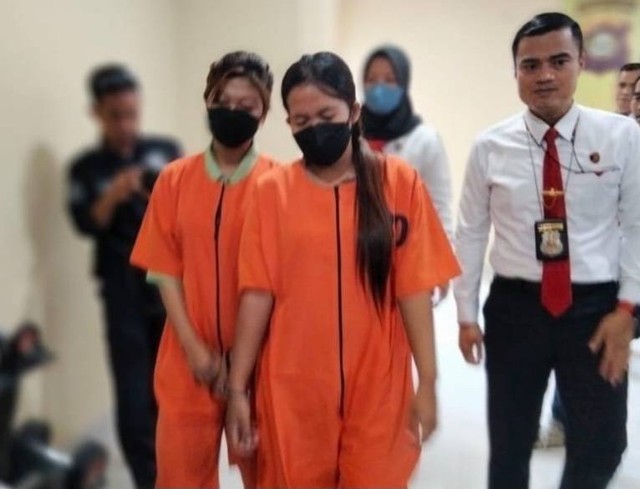 Wanita bernama Yanti dan Eka ditangkap atas kasus penipuan arisan online. (ist)