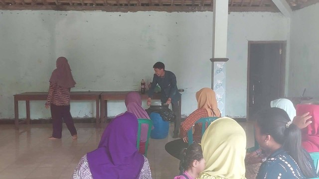 Kegiatan Pelatihan Pembuatan Silase yang Dihadiri Ibu-Ibu PKK Dusun Basuhan