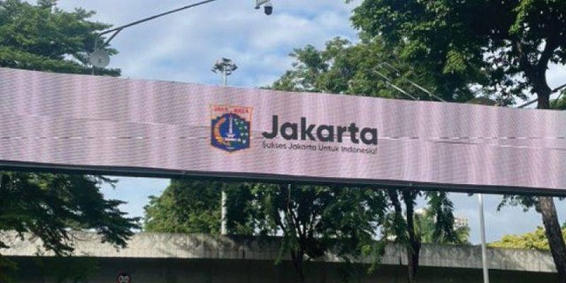 Slogan baru DKI Jakarta muncul di salah satu layar videotron bawah Jembatan Semanggi di Jalan Jenderal Sudirman, Jakarta Selatan, DKI Jakarta (Twitter.com/ADRIANSYAHYASIN)