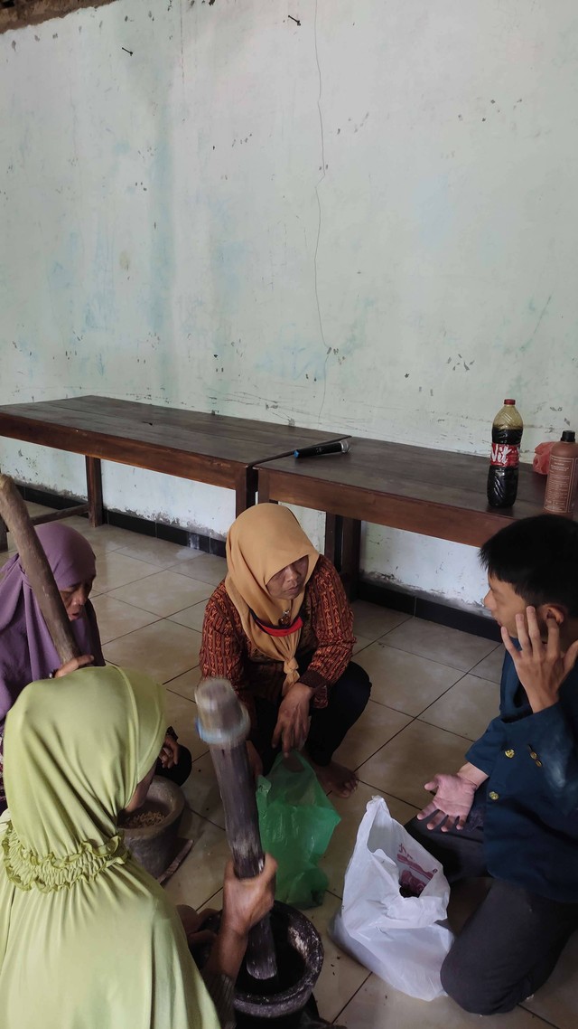 Kegiatan Pelatihan Pembuatan Pupuk Tabur yang Dihadiri Ibu-Ibu PKK Dusun Basuhan