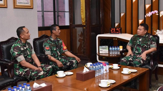 Kopka Azmiadi bertemu Kepala Staf Angkatan Darat (KSAD) Jenderal TNI Dudung Abdurachman. Foto: TNI AD