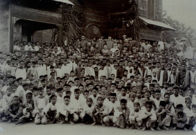 Dr. Johannes Winkler bersama orang Batak di depan gereja di Pearaja tahun 1910. Sumber: Helga Petersen. Johannes Winkler und seine Sammlung von Batak-Objekten. Manuscript Cultures No. 14, hal. 36.