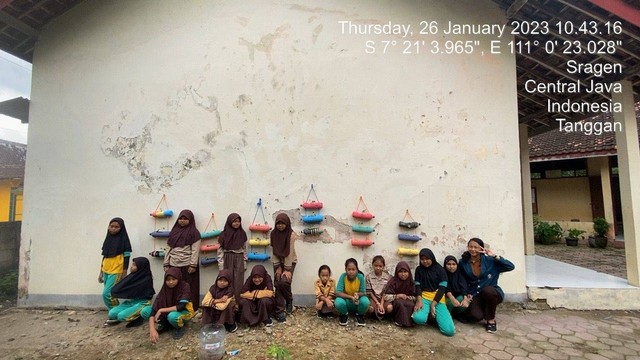 Peletakkan Vertical Garden Pada Dinding Samping Kelas SDN 1 Tanggan