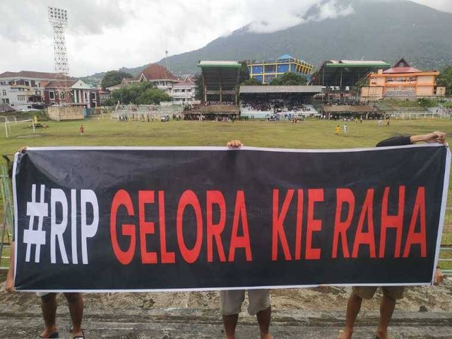 Warga prostes ke Pemerintah Kota Ternate saat laga pembukaan yang mempertemukan kesebelasan Persihalteng Vs Persiter, di Stadion Gelora Kie Raha, Rabu (8/2). Foto: Erdian/TS