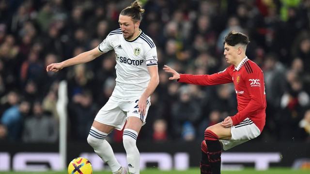 Luke Ayling (kiri) berduel dengan Alejandro Garnacho saat laga Manchester United (MU) vs Leeds United dalam lanjutan Liga Inggris 2022/23 di Stadion Old Trafford pada 9 Februari 2023. Foto: REUTERS/Peter Powell
