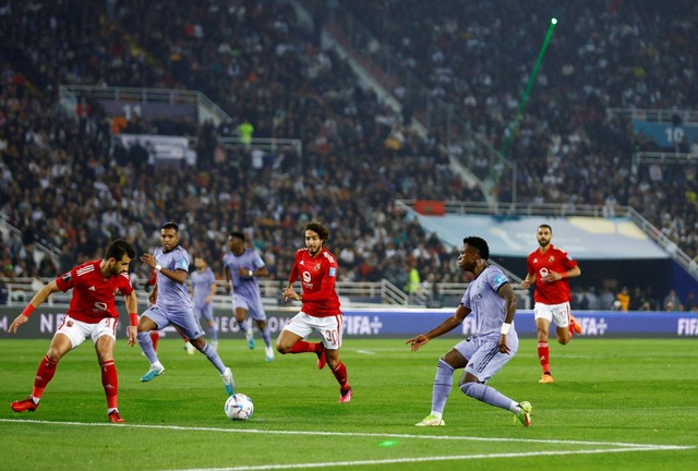 Tembakan laser dilakukan suporter saat laga Al Ahly SC vs Real Madrid dalam laga semifinal Piala Dunia Antarklub 2022/23 di Stadion Moulay Abdellah, Rabat, Maroko, pada 9 Februari 2023. Foto: REUTERS/Andrew Boyers