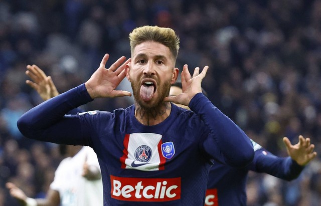 Sergio Ramos mencetak gol saat laga Marseille vs Paris Saint-Germain (PSG) dalam 16 besar Piala Prancis 2022/23 di Stade Velodrome pada 9 Februari 2023. Foto: REUTERS/Eric Gaillard