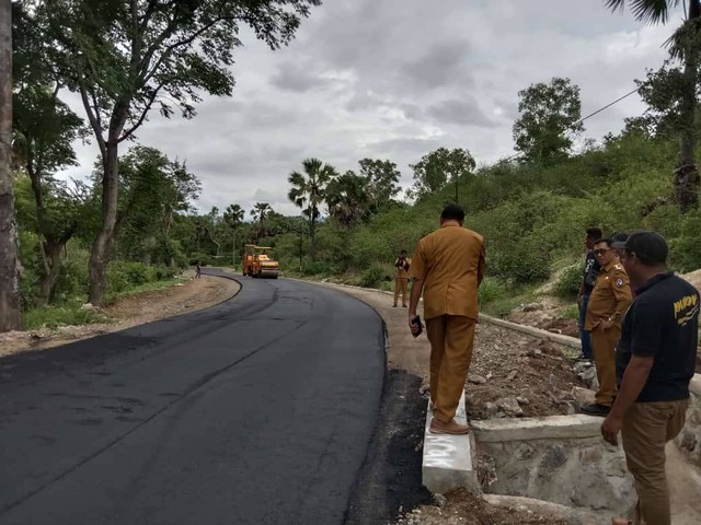 Keterangan foto: Salah satu ruas jalan di Lembata yang dibangun dengan dana PEN tahun 2022. Foto: Teddi L.